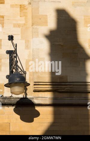 Oxford, England - 7. Juli 2020 Diese abstrakte Ansicht der Schatten eines Schornsteins und einer Laterne im viktorianischen Stil sind Teil der Fassade des Exeter College, vi Stockfoto