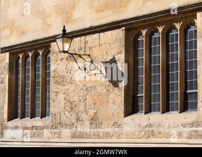 Die historische Bodleian Library ist die wichtigste Forschungsbibliothek der University of Oxford. Es stammt zum Teil aus dem 14. Jahrhundert und ist eines der Stockfoto