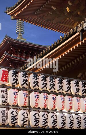 Tokio, Japan - 5. November 2005 Senso-ji ist ein alter buddhistischer Tempel in Asakusa, Tokio, Japan. Es ist Tokyos ältester Tempel und einer seiner Mo Stockfoto