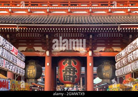 Tokio, Japan - 5. November 2005 Senso-ji ist ein alter buddhistischer Tempel in Asakusa, Tokio, Japan. Es ist Tokyos ältester Tempel und einer seiner Mo Stockfoto