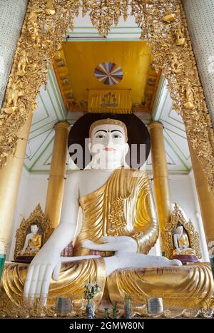 Yangon, Myanmar - 23. Januar 2013. Die Shwedagon-Pagode liegt auf dem Singuttara-Hügel im Zentrum von Yangon (Rangun), Myanmar, und ist die heiligste buddhistische Pagode Stockfoto