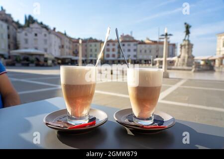 Morgen Latte Macchiato auf dem Tartini Central Square in Piran zusammen Stockfoto