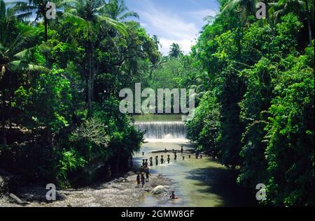 Bali, Indonesien - 5. Juni 1984; eine zeitlose, aber alltägliche Szene im ländlichen Bali - eine Gruppe von Frauen, die Wasser aus einem Fluss in der Nähe von Ubud holen, im Herzen Stockfoto