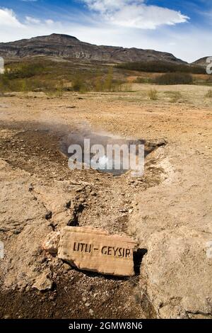 Geysir, Island - 24. Mai 2006; das Geysir-Thermalgebiet in Island ist seit mehr als zehntausend Jahren eine aktive geothermische Zone und voller spektakulärer boi Stockfoto