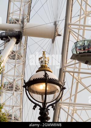 Das London Eye ist ein Riesenrad am Südufer der Themse in London. Er drehte sich erstmals 1999. Auch bekannt als Millennium Wheel, Stockfoto