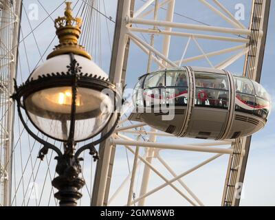 Das London Eye ist ein Riesenrad am Südufer der Themse in London. Er drehte sich erstmals 1999. Auch bekannt als Millennium Wheel, Stockfoto