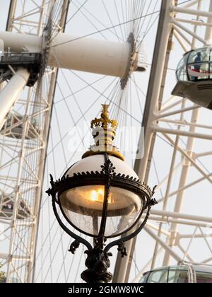 Das London Eye ist ein Riesenrad am Südufer der Themse in London. Er drehte sich erstmals 1999. Auch bekannt als Millennium Wheel, Stockfoto