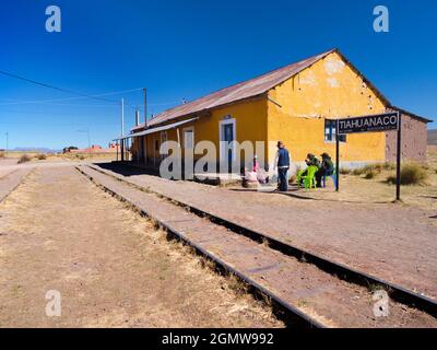 Tiwanaku, Bolivien - 14. Mai 2018 vier Menschen in Schuss, Pause Tiwanaku ist eine wichtige präkolumbianische archäologische Stätte im Westen Boliviens. Stockfoto