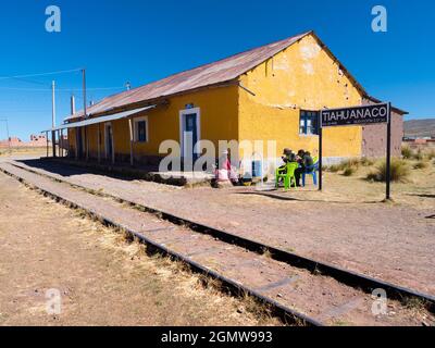 Tiwanaku, Bolivien - 14. Mai 2018; drei Menschen in Schuss, Pause Tiwanaku ist eine wichtige präkolumbianische archäologische Stätte im Westen Boliviens Stockfoto