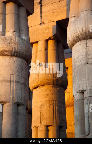 Luxor, Ägypten - 5. Dezember 2010; Karnak ist der größte Tempel Ägyptens und nach Angkor Wat die zweitgrößte antike religiöse Stätte der Welt. Stockfoto