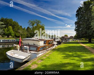 Abingdon, England - 12. Juli 2020; mehrere Menschen am Fluss im Blick. Abingdon behauptet, die älteste Stadt in England zu sein. Dies ist seine berühmte mediev Stockfoto