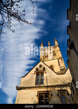 Oxfordshire, England - 28. Oktober 2019 Ich liebe es, in den Himmel zu schauen. Was Sie sehen, ist oft schön und verändert sich ständig. Spaziergang durch Oxford auf einer Stockfoto