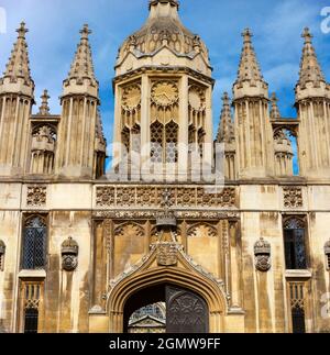 Cambridge, England - 22. Juli 2009; keine Menschen im Blick. Hier sehen wir den schönen, gotischen Haupteingang und die ikonische Kapelle des King's College, Cambr Stockfoto