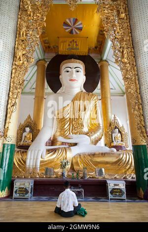 Yangon, Myanmar - 23. Januar 2013. Die Shwedagon-Pagode liegt auf dem Singuttara-Hügel im Zentrum von Yangon (Rangun), Myanmar, und ist die heiligste buddhistische Pagode Stockfoto