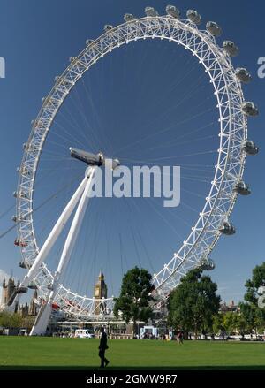 Das London Eye ist ein Riesenrad am Südufer der Themse in London. Er drehte sich erstmals 1999. Auch bekannt als Millennium Wheel, Stockfoto