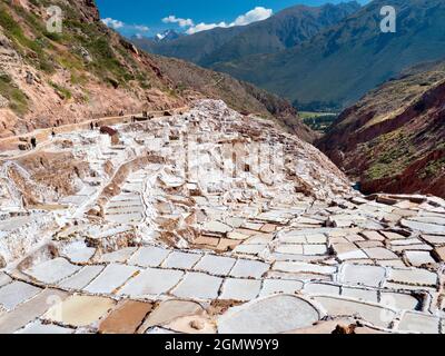 Maras, Peru - 12. Mai 2018; seit dem Reich der Inkas wurden viele Touristen in den Salzminen von SHOT Maras kontinuierlich abgebaut. Diese Stockfoto