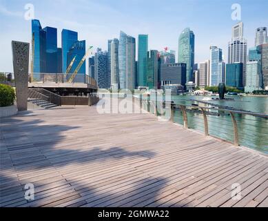 Marina Bay, Singapur - 4,5. März 2019. Von der Uferpromenade der Marina Bay aus können Sie das moderne Stadtzentrum der Stadt sehen. Im Vordergrund ist Stockfoto