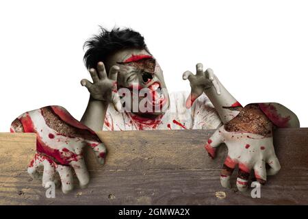 Unheimliche Zombies, die hinter der Holzwand mit weißem Hintergrund stehen Stockfoto