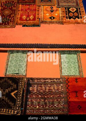 Marrakesch, Marokko - Februar 2004; eine alltägliche, aber zeitlose Straßenszene in der farbenfrohen und pulsierenden Stadt Marrakesch, Marokko. Das ist die Medina, Stockfoto