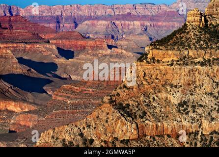 Arizona, USA - 2008. Juni; Mather Point des Grand Canyon am späten Nachmittag. Der Südrand des Grand Canyon bietet einen der spektakulärsten sce Stockfoto