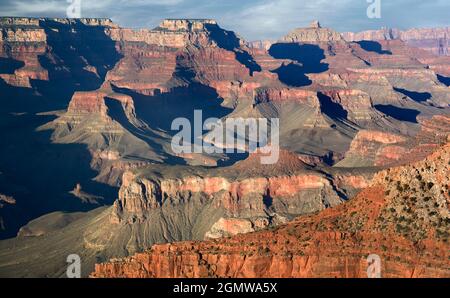 Arizona, USA - 2008. Juni; Mather Point des Grand Canyon am späten Nachmittag. Der Südrand des Grand Canyon bietet einen der spektakulärsten sce Stockfoto