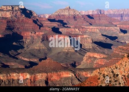 Arizona, USA - 2008. Juni; Mather Point des Grand Canyon am späten Nachmittag. Der Südrand des Grand Canyon bietet einen der spektakulärsten sce Stockfoto