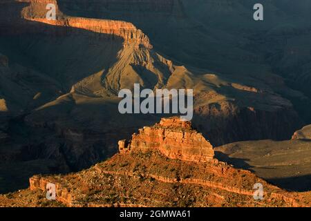 Arizona, USA - 2008. Juni; Mather Point des Grand Canyon am späten Nachmittag. Der Südrand des Grand Canyon bietet einen der spektakulärsten sce Stockfoto