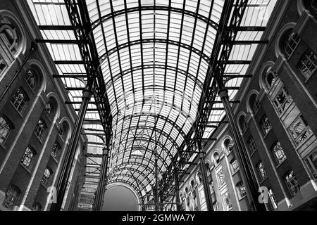 Hay's Gallerie ist ein moderner Einkaufs- und Bürokomplex zwischen Tower und London Bridges, am Südufer der Themse in London. Stockfoto