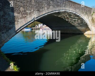 Abingdon, England - 21. April 2019 Abingdon behauptet, die älteste Stadt in England zu sein. Dies ist seine berühmte mittelalterliche Steinbrücke, an einem schönen Frühling mor Stockfoto