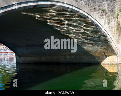 Abingdon, England - 21. April 2019 Abingdon behauptet, die älteste Stadt in England zu sein. Dies ist seine berühmte mittelalterliche Steinbrücke, an einem schönen Frühling mor Stockfoto