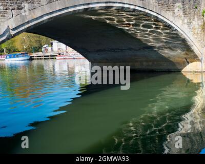 Abingdon, England - 21. April 2019 Abingdon behauptet, die älteste Stadt in England zu sein. Dies ist seine berühmte mittelalterliche Steinbrücke, an einem schönen Frühling mor Stockfoto