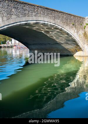 Abingdon, England - 21. April 2019 Abingdon behauptet, die älteste Stadt in England zu sein. Dies ist seine berühmte mittelalterliche Steinbrücke, an einem schönen Frühling mor Stockfoto