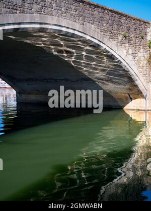 Abingdon, England - 21. April 2019 Abingdon behauptet, die älteste Stadt in England zu sein. Dies ist seine berühmte mittelalterliche Steinbrücke, an einem schönen Frühling mor Stockfoto