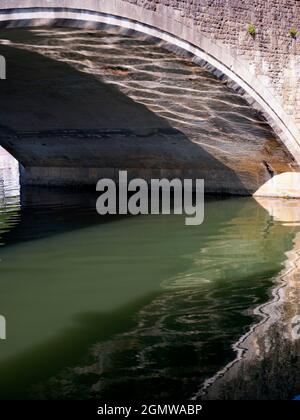 Abingdon, England - 21. April 2019 Abingdon behauptet, die älteste Stadt in England zu sein. Dies ist seine berühmte mittelalterliche Steinbrücke, an einem schönen Frühling mor Stockfoto