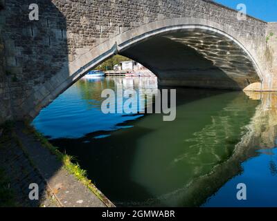 Abingdon, England - 21. April 2019 Abingdon behauptet, die älteste Stadt in England zu sein. Dies ist seine berühmte mittelalterliche Steinbrücke, an einem schönen Frühling mor Stockfoto