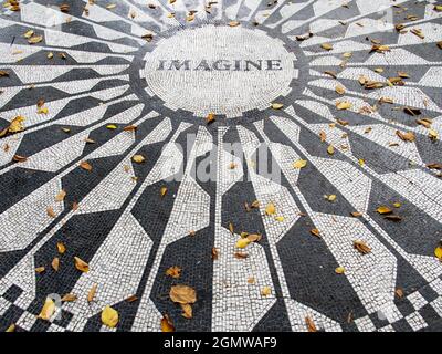 New York, USA - 3. November 2013; keine Menschen im Blick. Ein ikonischer Ort in einer ikonischen Stadt - das einfache, aber würdevolle Denkmal für John Lennon in Strawberry Stockfoto