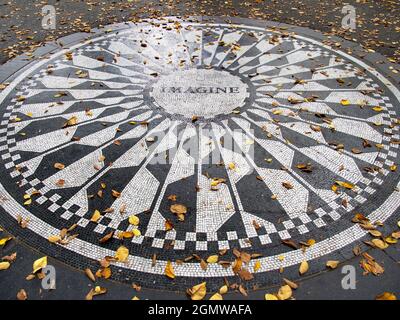 New York, USA - 3. November 2013; keine Menschen im Blick. Ein ikonischer Ort in einer ikonischen Stadt - das einfache, aber würdevolle Denkmal für John Lennon in Strawberry Stockfoto