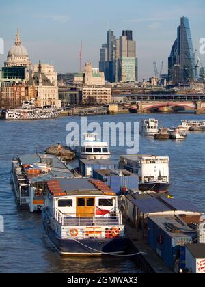 London, England - 2011; London hat eine großartige, geschichtsträchtige Skyline mit vielen berühmten Gebäuden, alten und neuen. Hier sehen wir einen Panoramablick von Waterlo Stockfoto