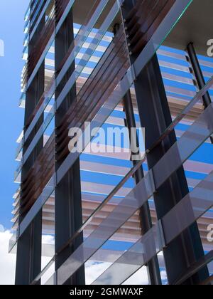 Palma de Mallorca, Spanien - 22. Juni 2013 Fensterläden und Fenster in diesem modernen Gebäude am Meer schaffen eine überraschend abstrakte Komposition. Stockfoto