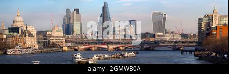 London, England - 2011; London hat eine großartige, geschichtsträchtige Skyline mit vielen berühmten Gebäuden, alten und neuen. Hier sehen wir einen Panoramablick von Waterlo Stockfoto