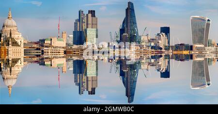 London, England - 9. April 2016 die Fußgängerbrücke Charing Cross Road bietet einen atemberaubenden Panoramablick auf viele der berühmten Gebäude von Londo Stockfoto