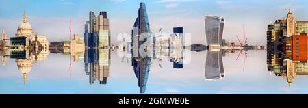 London, England - 9. April 2016 die Fußgängerbrücke Charing Cross Road bietet einen atemberaubenden Panoramablick auf viele der berühmten Gebäude von Londo Stockfoto