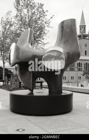 Berlin, 16. September 2021, Bronzeskulptur von Henry Moore in der Neuen Nationalgalerie im Stadtteil Tiergarten Stockfoto