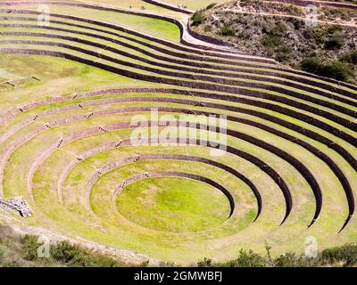 Moray Ampitheater, Peru - 12. Mai 2018 Dieses geheimnisvolle Set von Terrassen ist tatsächlich ein Meisterwerk der alten Inka-Agronomie. Es liegt auf einem Hochplateau Stockfoto