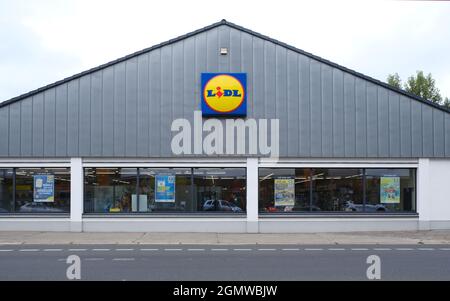Berlin, 17. September 2021, Lidl-Laden mit Firmenlogo in der Heinrich-Heine-Straße. Stockfoto