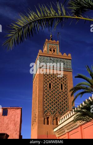 Marrakesch, Marokko - Februar 2004; die Kasbah-Moschee von Marrakesch, Marokko, wurde ursprünglich 1185-1190 vom Almohad-Kalifen Yaqub al-Mansour erbaut Stockfoto