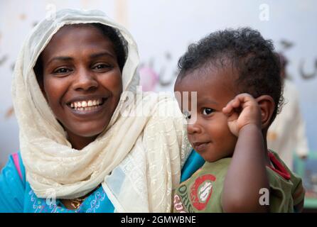 Assuan, Ägypten - 3. Dezember 2010; Frau und Kind in Schuss. Aufgenommen in einem kleinen nubischen Dorf am Westufer des Nils, in der Nähe von Assuan. Die Menschen dort Stockfoto