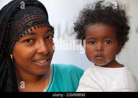 Assuan, Ägypten - 3. Dezember 2010; Frau und Kind in Schuss. Aufgenommen in einem kleinen nubischen Dorf am Westufer des Nils, in der Nähe von Assuan. Die Menschen dort Stockfoto