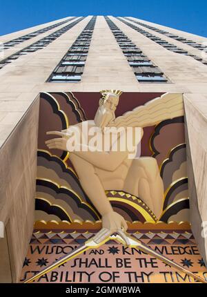 New York, USA - 11. April 2013; keine Menschen im Blick. Das Rockefeller Center, ein ikonisches Stück grandioser New Yorker Architektur, ist ein großer Komplex aus Gebäuden Stockfoto