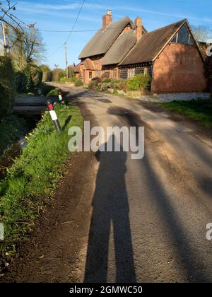 Radley, Oxfordshire, England - 27. März 2021; Keine Menschen im Blick. Ein wunderschönes reetgedeckten Häuschen im Lower Radley Village, an einem schönen Frühlingsmorgen. Aber b Stockfoto